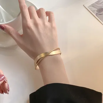 Hladan vjetar narukvica geometrijski križ narukvica jednostavan narukvica mat zlatna metalik teksture ručni nakit ženska veleprodaja luksuz